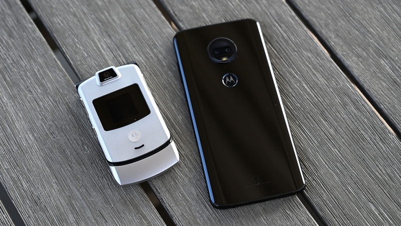 While modern phones like the Moto G7 are obviously much more powerful, when compared to the Razr, it looks kind of boring.